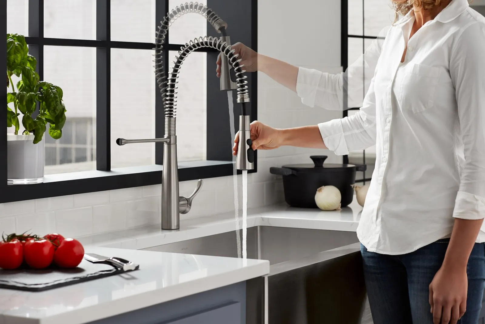 Semi-professional kitchen sink faucet with three-function sprayhead^Kohler Best