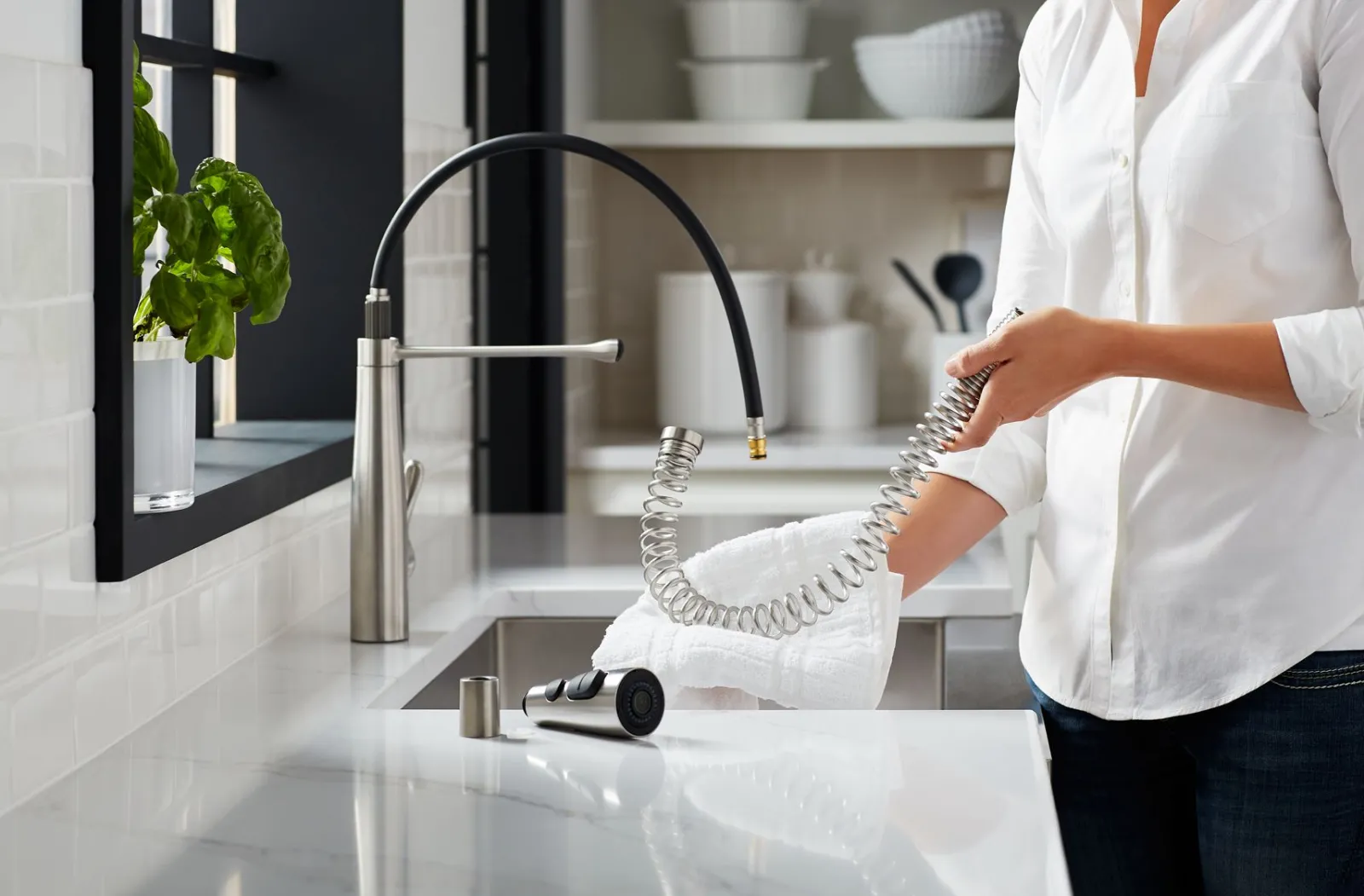 Semi-professional kitchen sink faucet with three-function sprayhead^Kohler Best