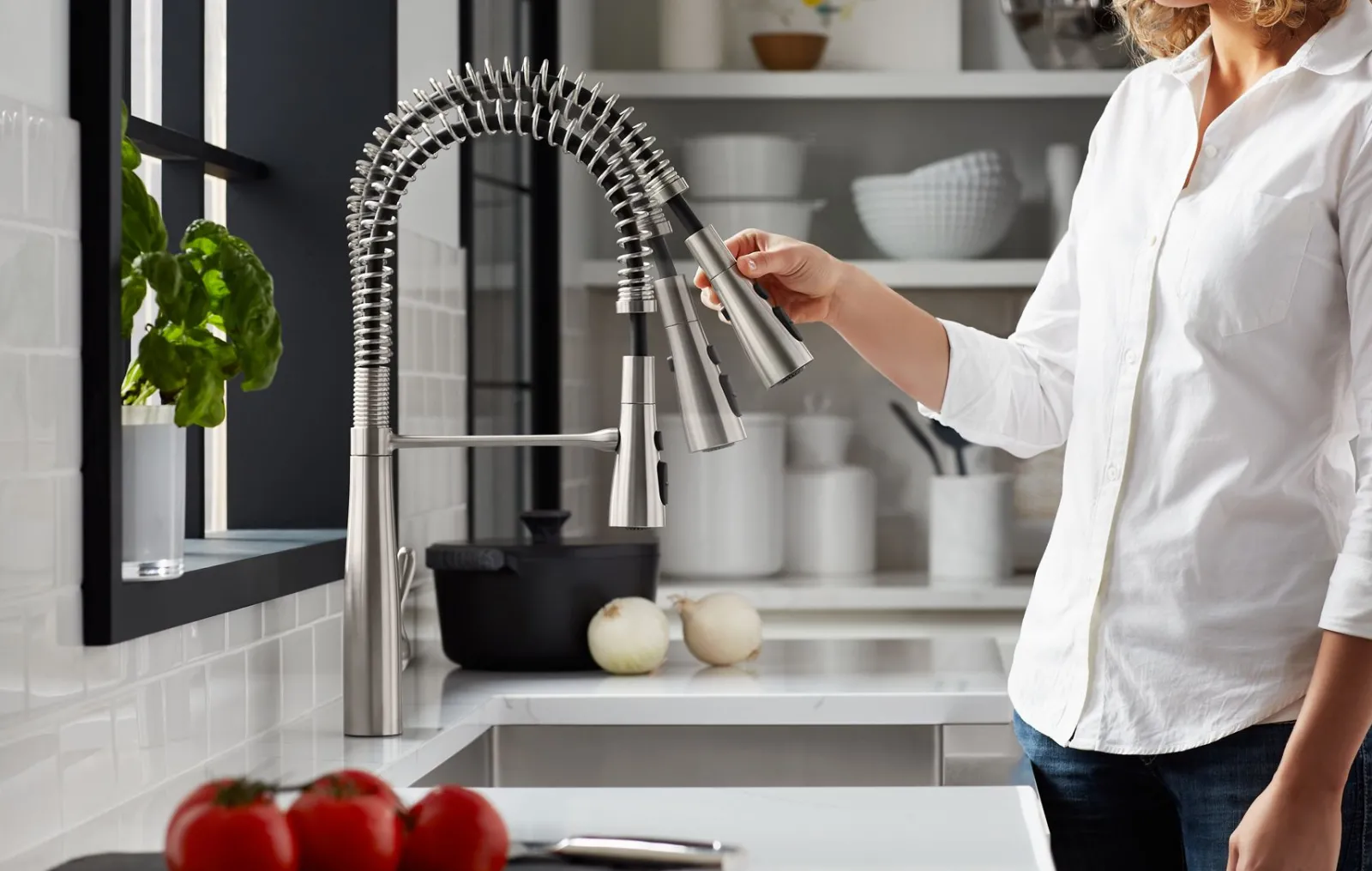 Semi-professional kitchen sink faucet with three-function sprayhead^Kohler Best
