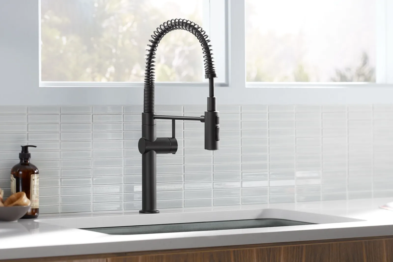 Semi-professional kitchen sink faucet with three-function sprayhead^Kohler New