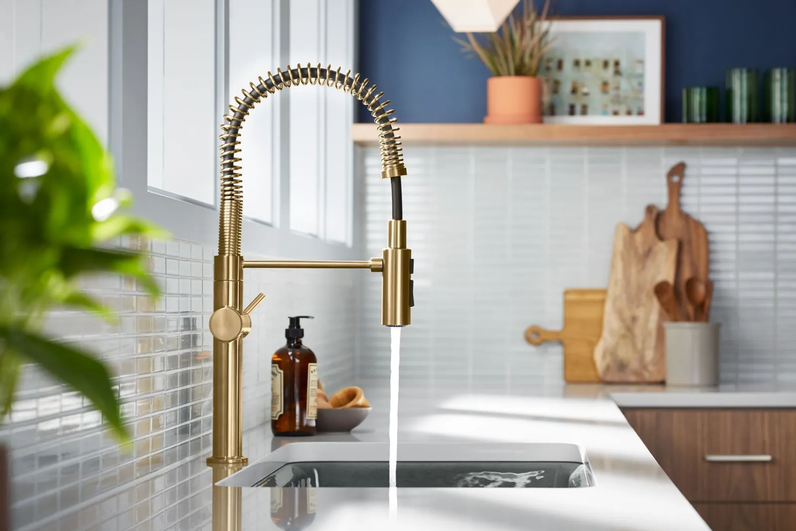 Semi-professional kitchen sink faucet with three-function sprayhead^Kohler New