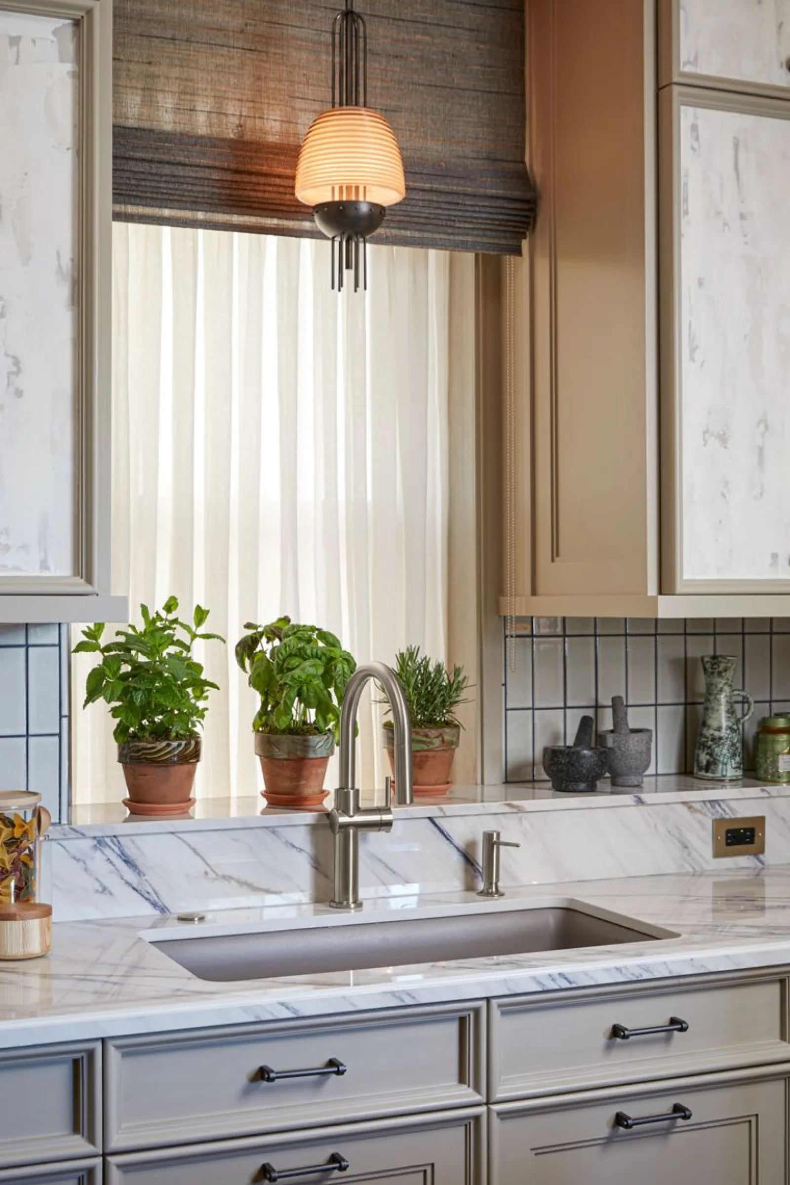 Touchless pull-down kitchen sink faucet with three-function sprayhead^Kohler Sale