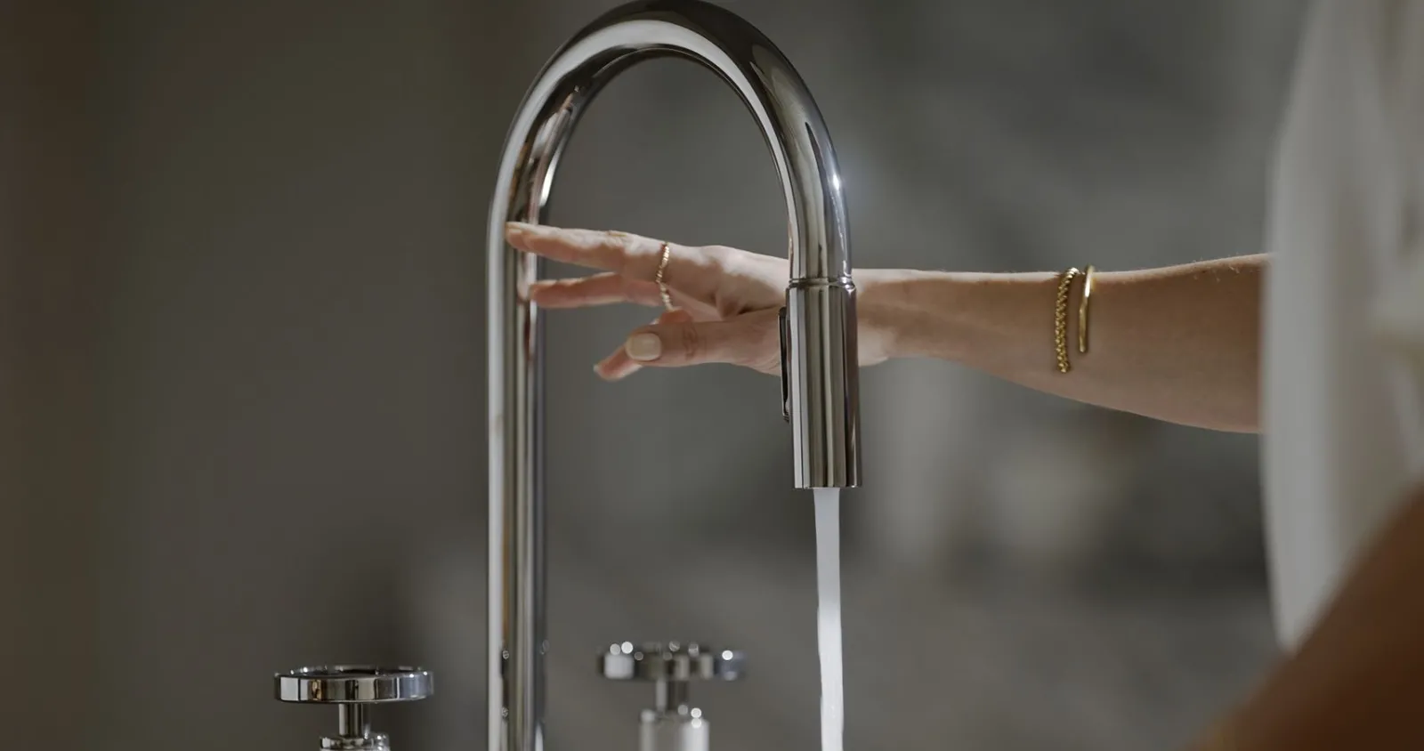 Touchless pull-down kitchen sink faucet with two-function sprayhead^Kohler